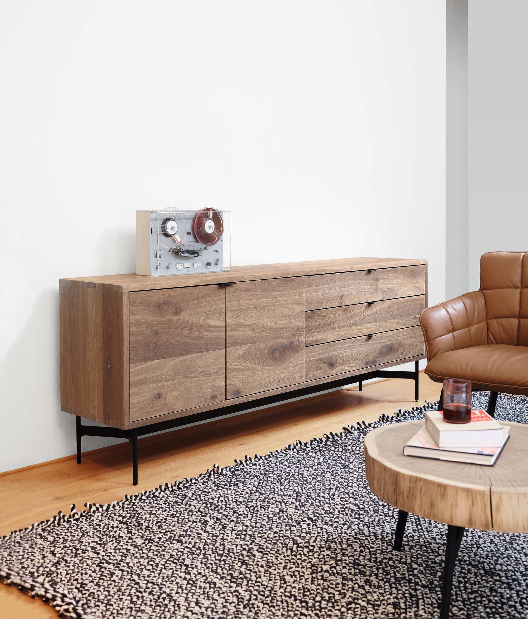 SC 21 Sideboard von Janua aus Holz mit schwarzen Metallfüßen im Wohnzimmer.
