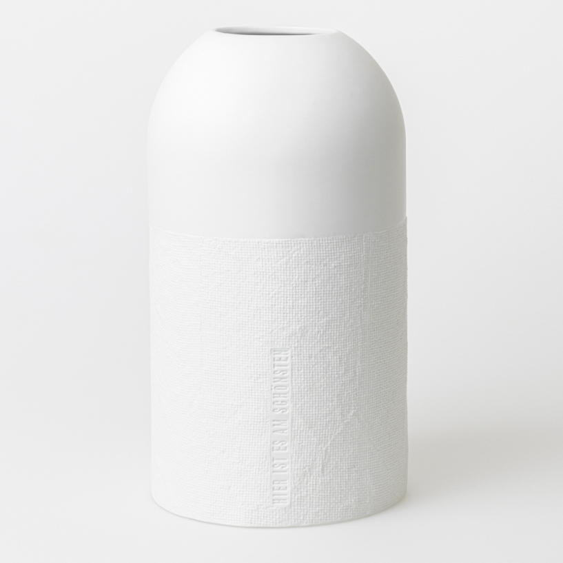 Weiße Formsprache Vase "Hier ist es am Schönsten" von Räder, ein stilvolles Einzelstück für Blumen.