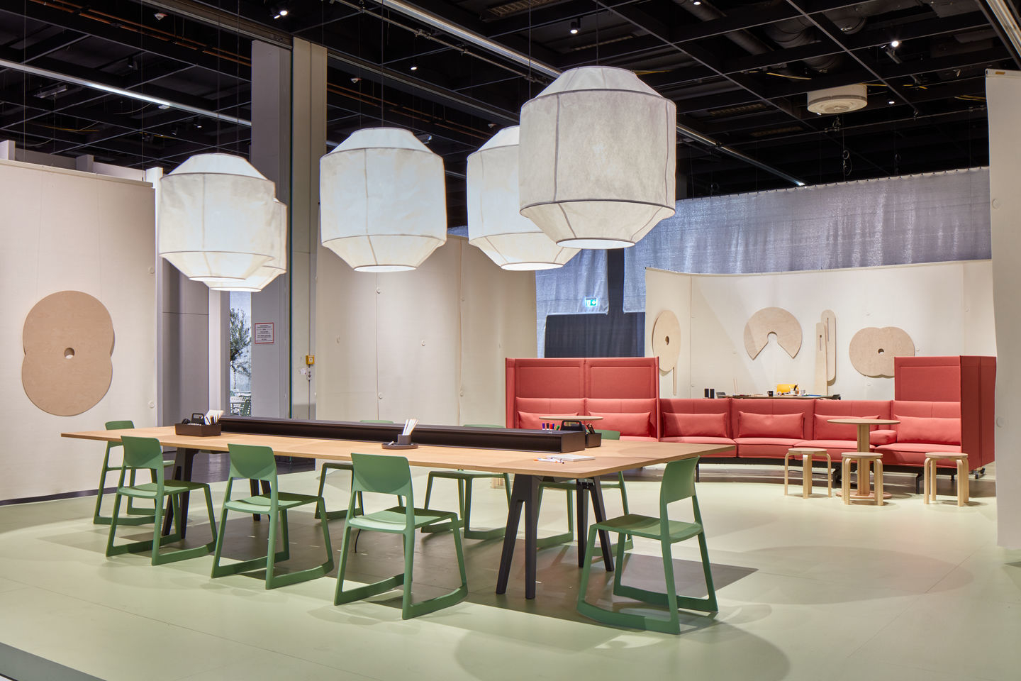 Grüne Tip Ton RE Stühle von Vitra um einen Holztisch in einem modernen Büro.