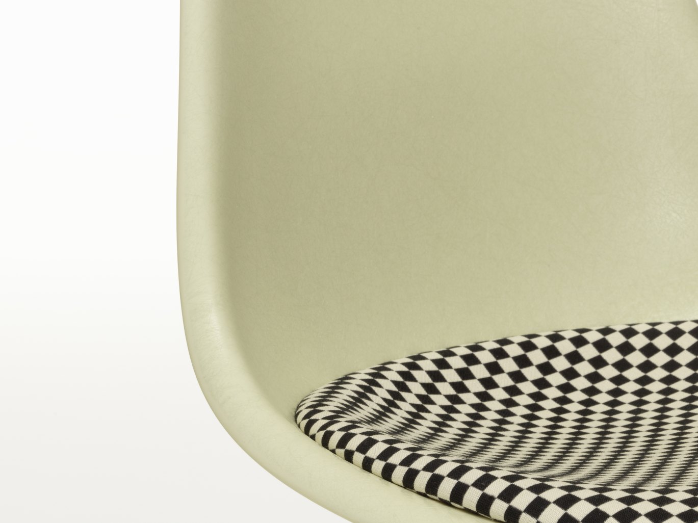 Detailaufnahme von Vitra Eames Side Chair DSL in Hellgelb mit kariertem Sitzpolster.