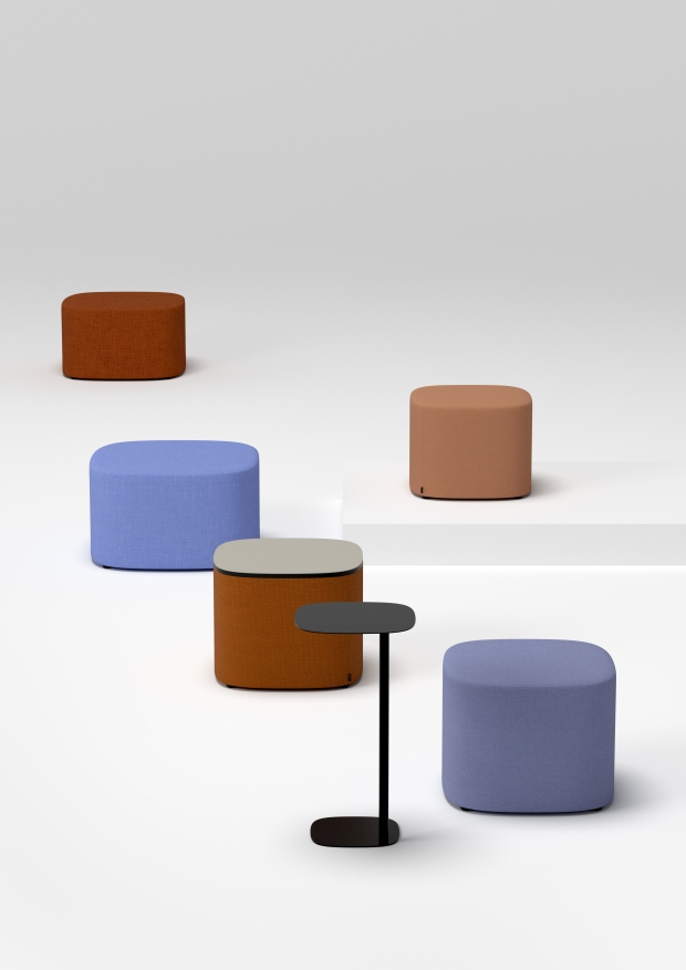 Cascando Pully Side Beistelltisch mit farbigen Hockern, ideal als flexibler Bürotisch und Sitzgelegenheit.