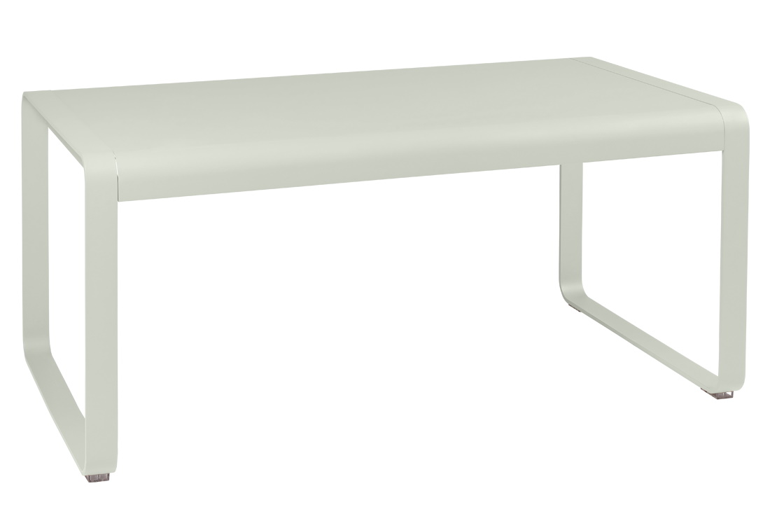 Bellevie Outdoor Tisch von Fermob, halbhoher Gartentisch aus Metall in hellgrün, moderne Terrassenmöbel.