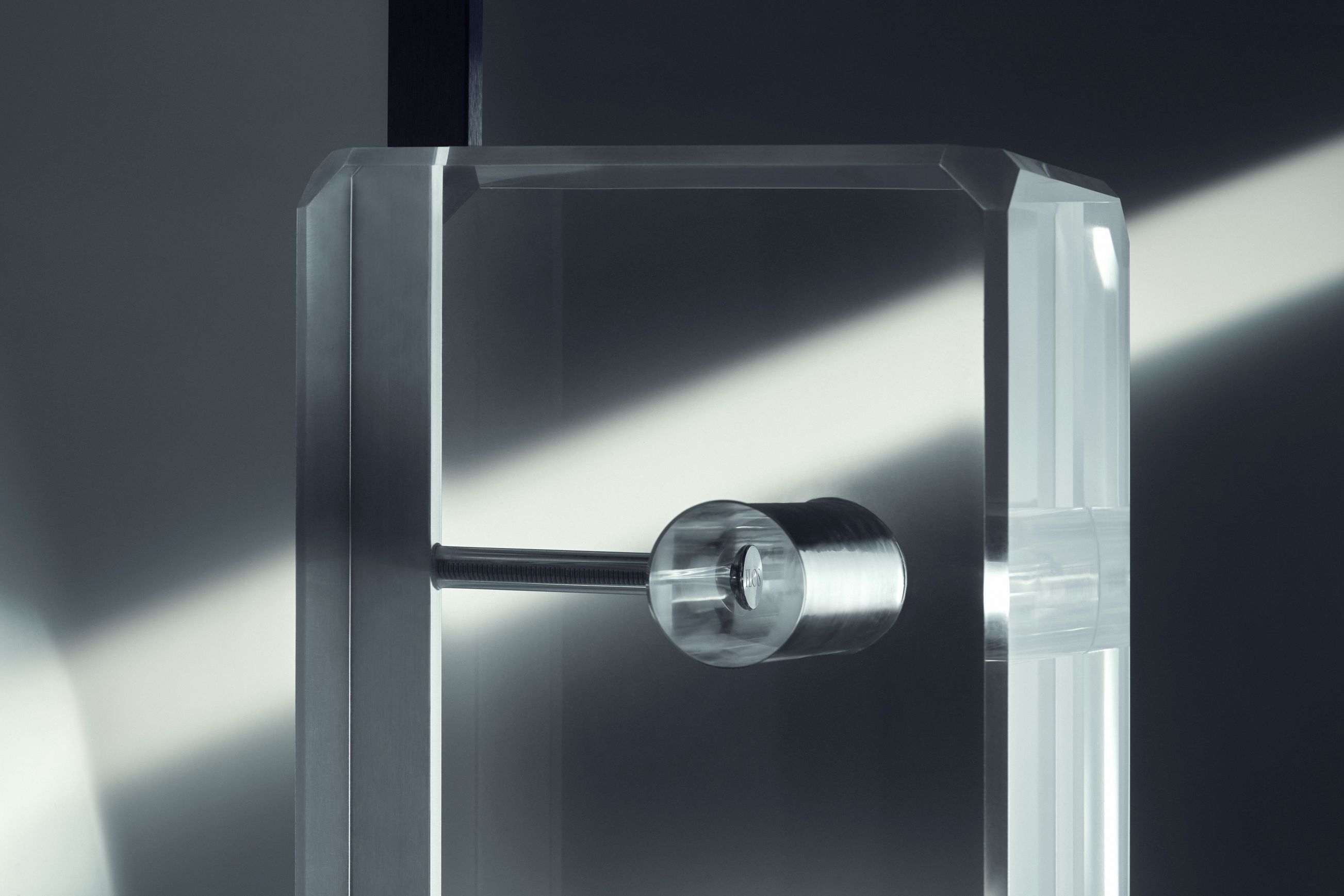 Detailaufnahme der Arco Stehleuchte K 2022 Limited Edition von Flos, ikonische Designlampe mit Marmorfuß und Stahlbogen.