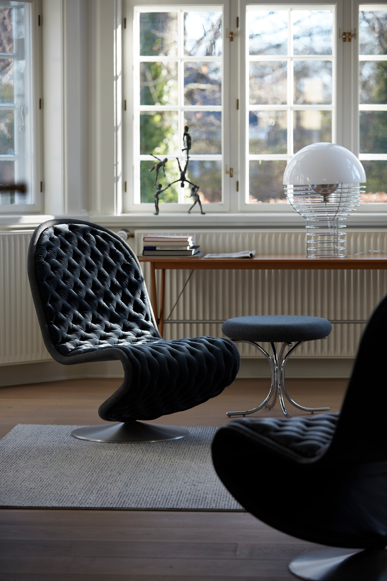Verpan Wire Large Tischleuchte auf einem Tisch mit Stuhl und Sessel im Wohnzimmer.