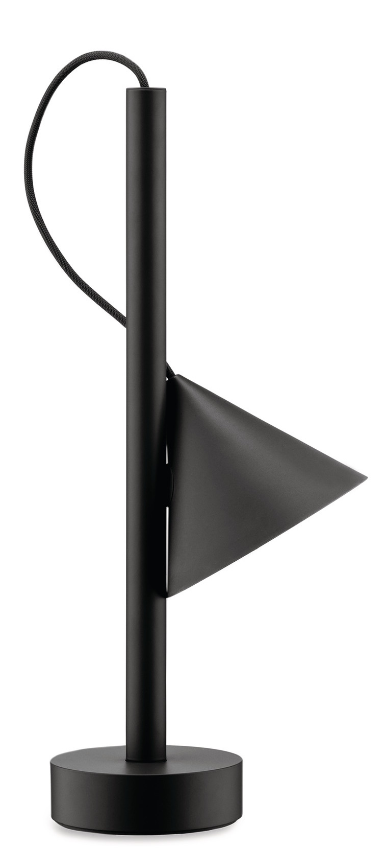 Schwarze Tsumiki Akku Leuchte von Alessi: Moderne, tragbare Tischleuchte mit dreieckigem Lampenschirm und Textilkabel.