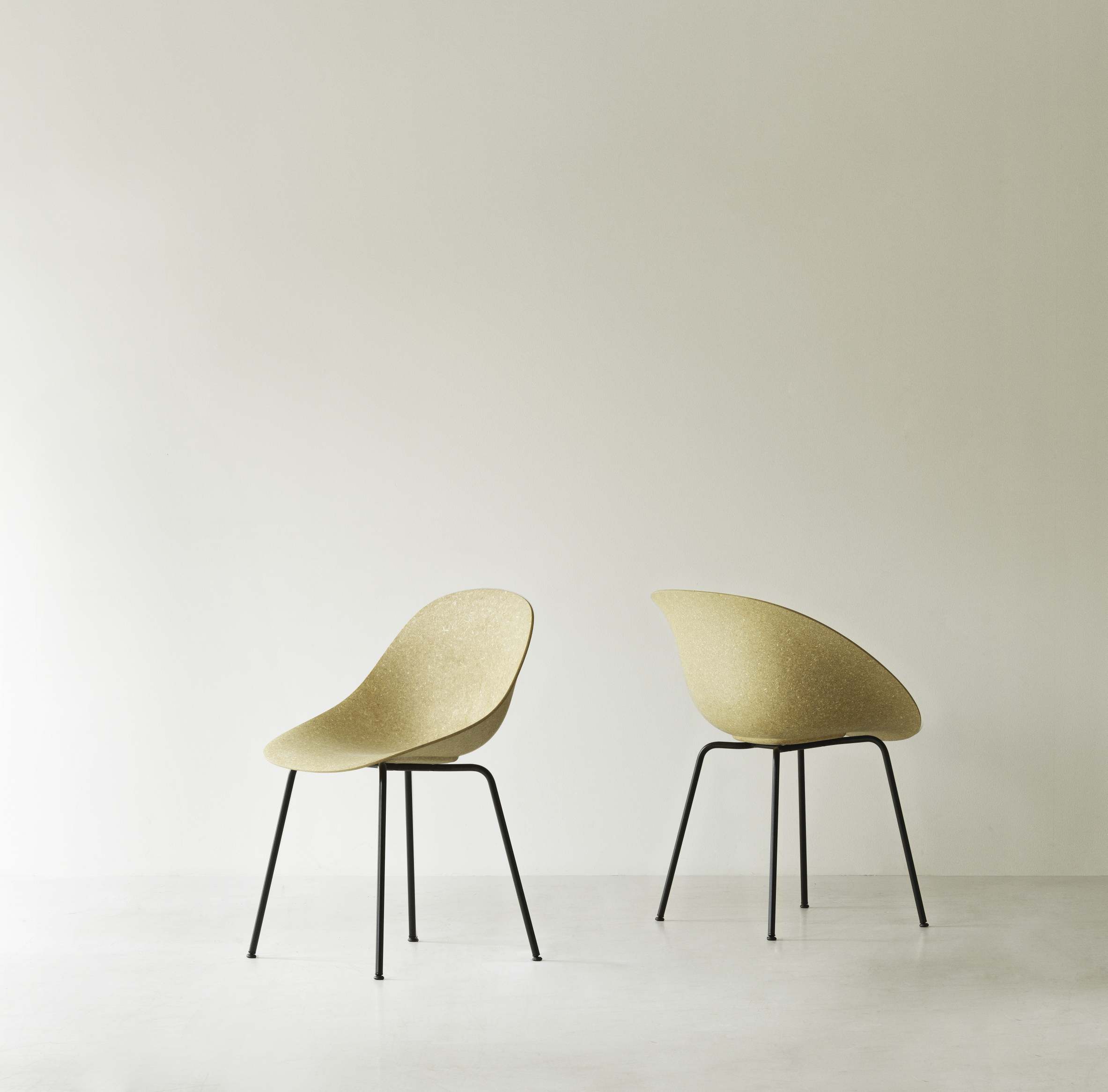 Zwei Mat Chair Steel Stühle von Normann Copenhagen mit schwarzem Stahlgestell und beiger Sitzschale.