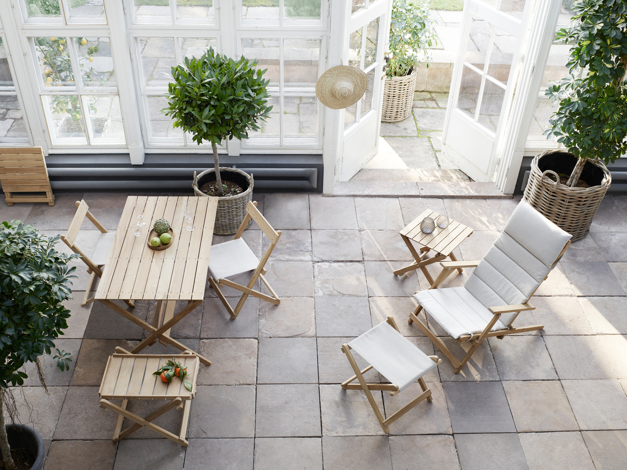 Draufsicht des Borge Mogensen Outdoor Stuhls von Carl Hansen & Søn mit Tisch und Gartenmöbeln.