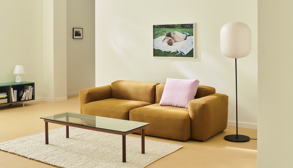 Wohnzimmer mit Sofa, Couchtisch und Hay Colour Cabinet Sideboard in Mintgrün.