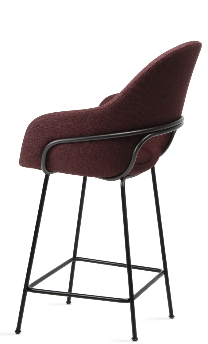 Theia Kitchen Armchair Barstool High von Freifrau Manufaktur, bordeauxroter Stoffbezug, schwarzes Metallgestell, Küchenhocker für die Bar.