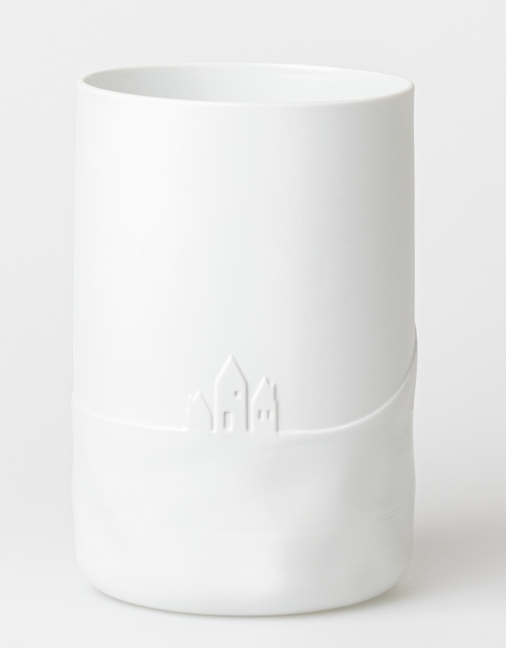 Weiße Schneetag Vase mit Häusern als Relief, moderne Blumenvase aus Porzellan für Wohnzimmer und Tischdeko.