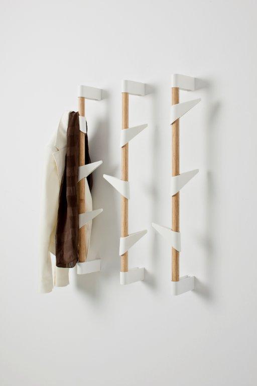 Cascando Wandgarderobe aus Bambus mit Jacke und Schal an weißer Wand. Moderne Garderobenlösung.