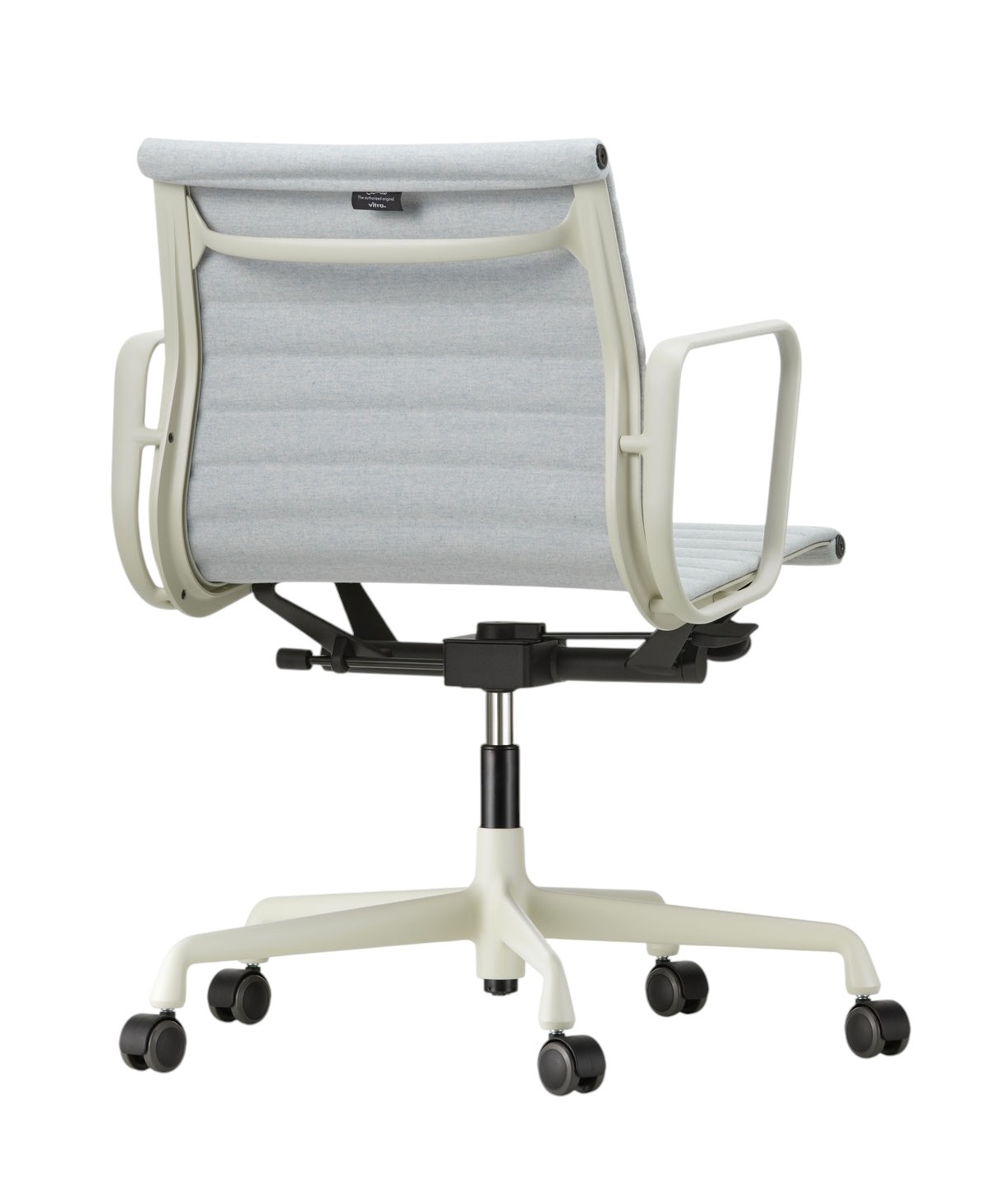 Rückansicht des Vitra Aluminium Chair EA 117 Bürostuhls mit hellgrauem Bezug und weißem Aluminiumgestell.