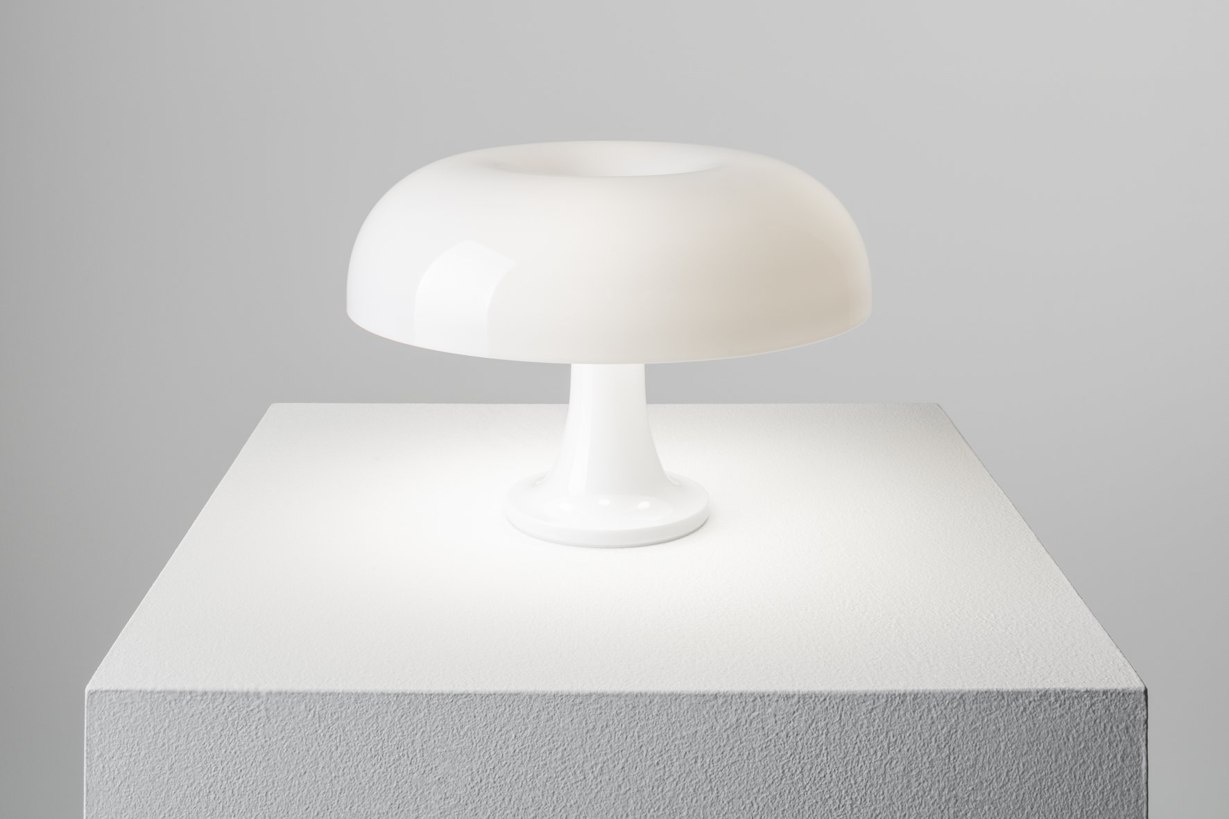 Weiße Nessino Tischleuchte von Artemide, Pilzdesign, moderne Lampe für Wohnzimmer und Schlafzimmer.