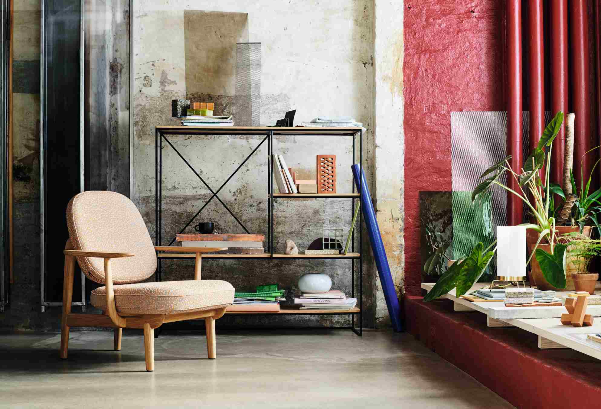 Fred Loungesessel von Fritz Hansen, gepolstert mit hellgemustertem Stoff und hellem Holzgestell, im modernen Wohnraum.