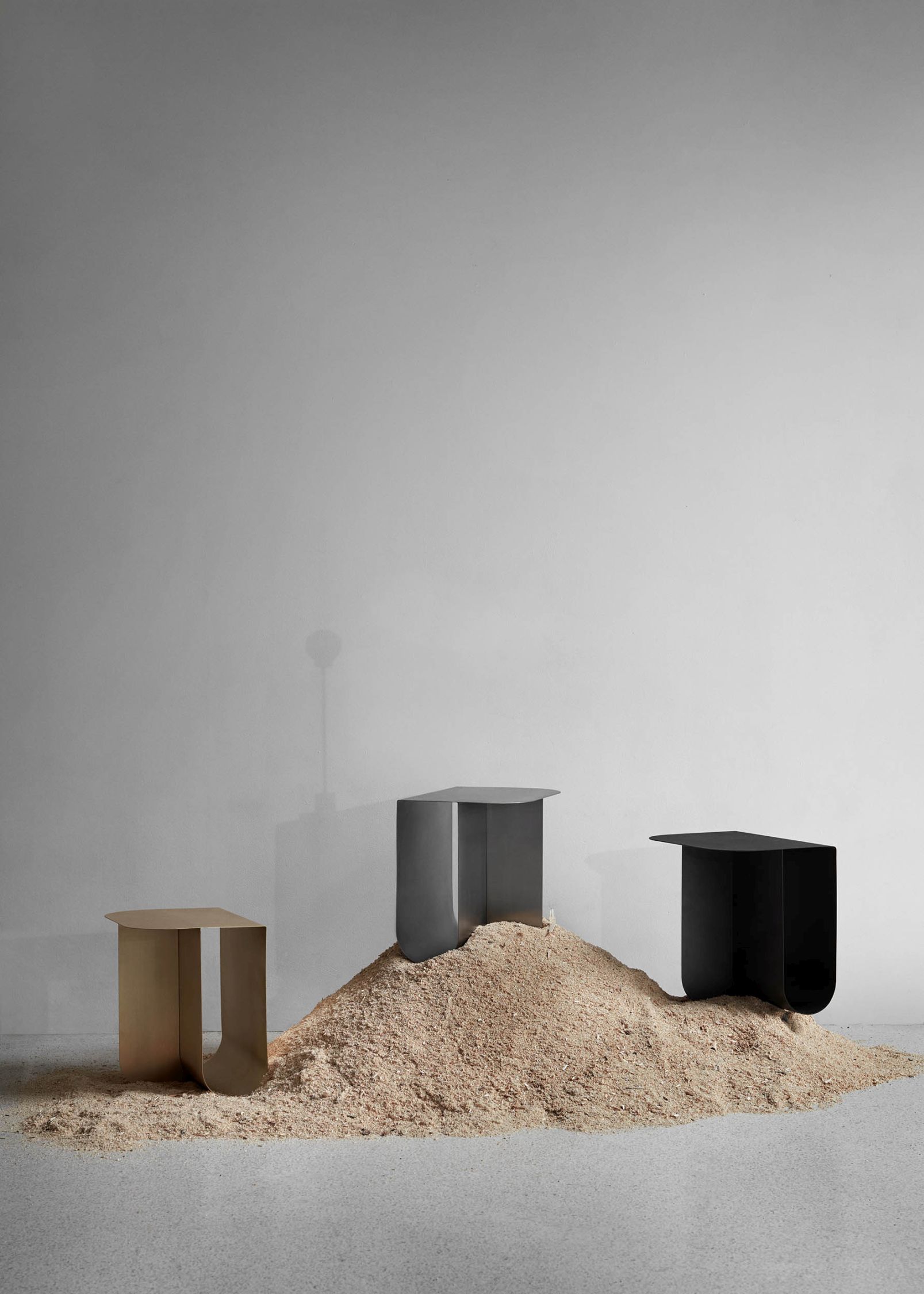 Drei Mass Beistelltische aus Stahl von Northern in Gold, Grau und Schwarz auf Sandhaufen.