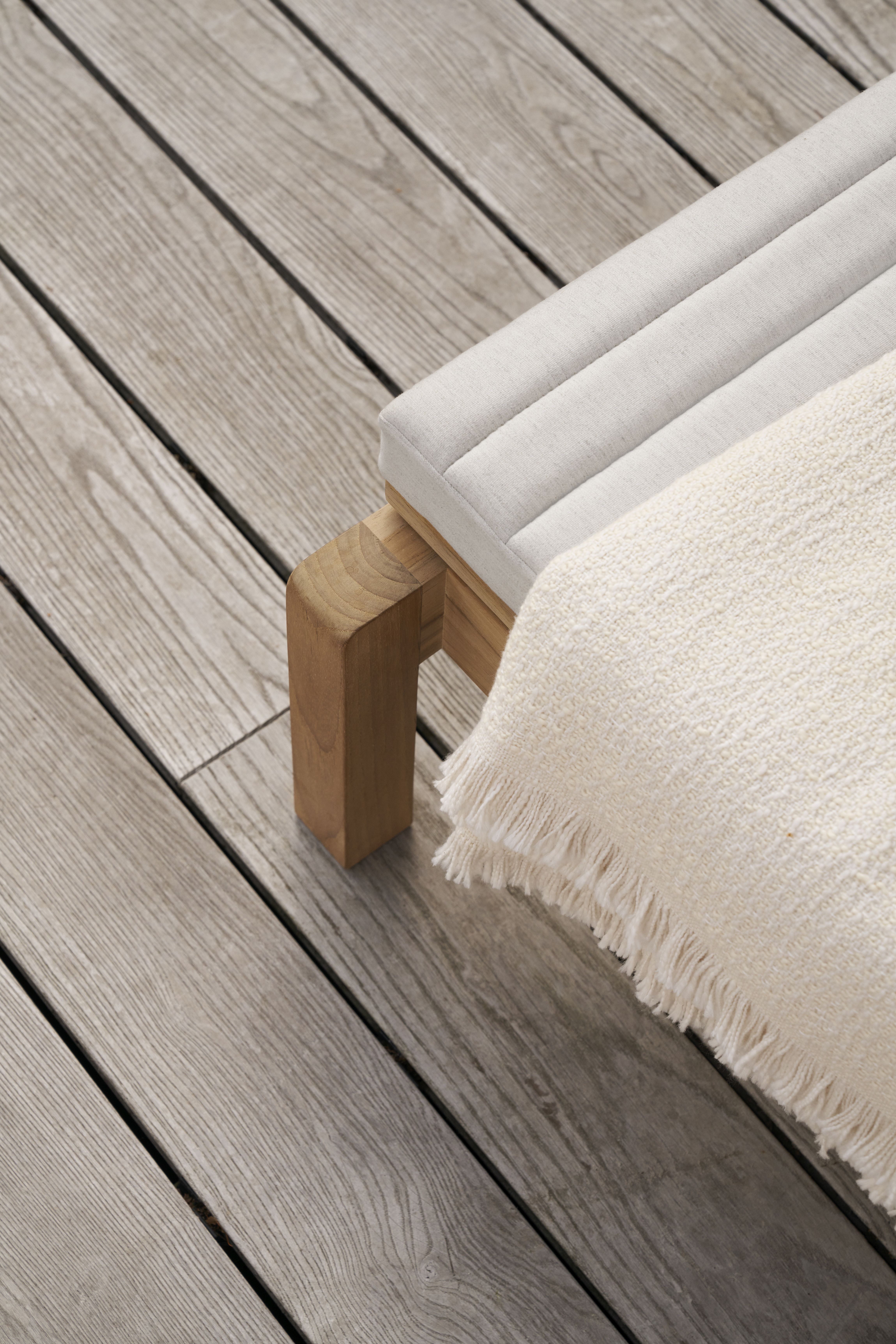 Detailaufnahme der AH604 Gartenliege von Carl Hansen & Søn aus Teakholz mit weißer Auflage und Decke.