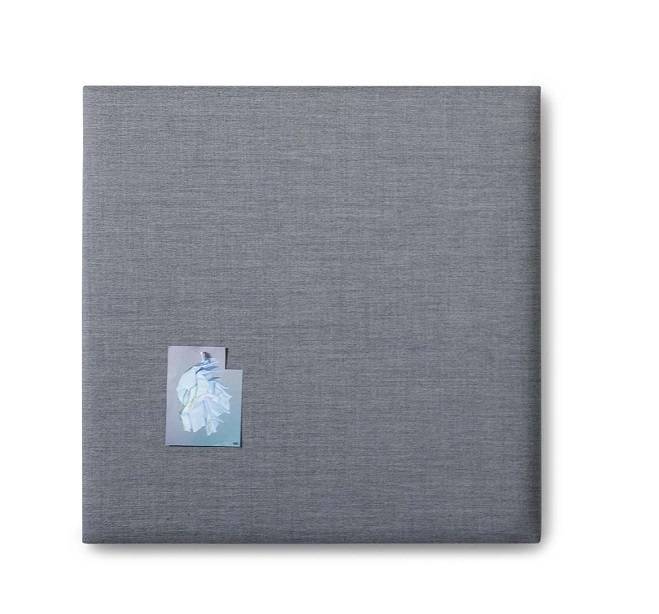 Graues Cascando Pillow Grid Wandpaneel mit zwei angehefteten Bildern, ideal als Pinnwand.