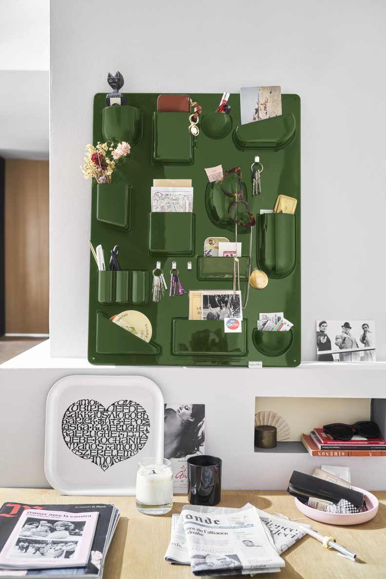 Vitra Uten.Silo RE II in Schwarz: Wandorganizer mit Fächern für Bürobedarf und persönliche Gegenstände.