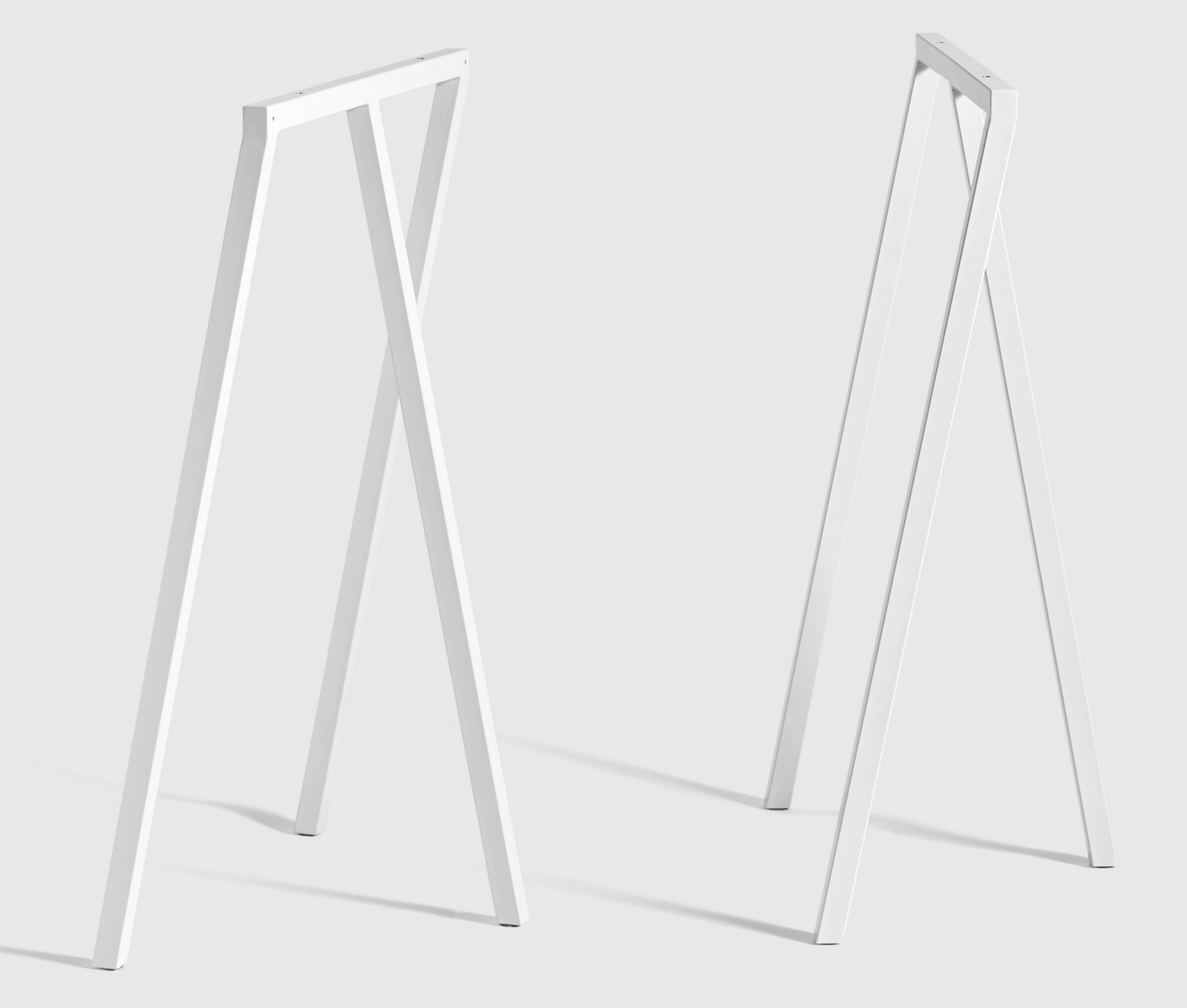 Zwei weiße Hay Loop Stand Tischböcke, minimalistisches Design für Esstische oder Schreibtische.