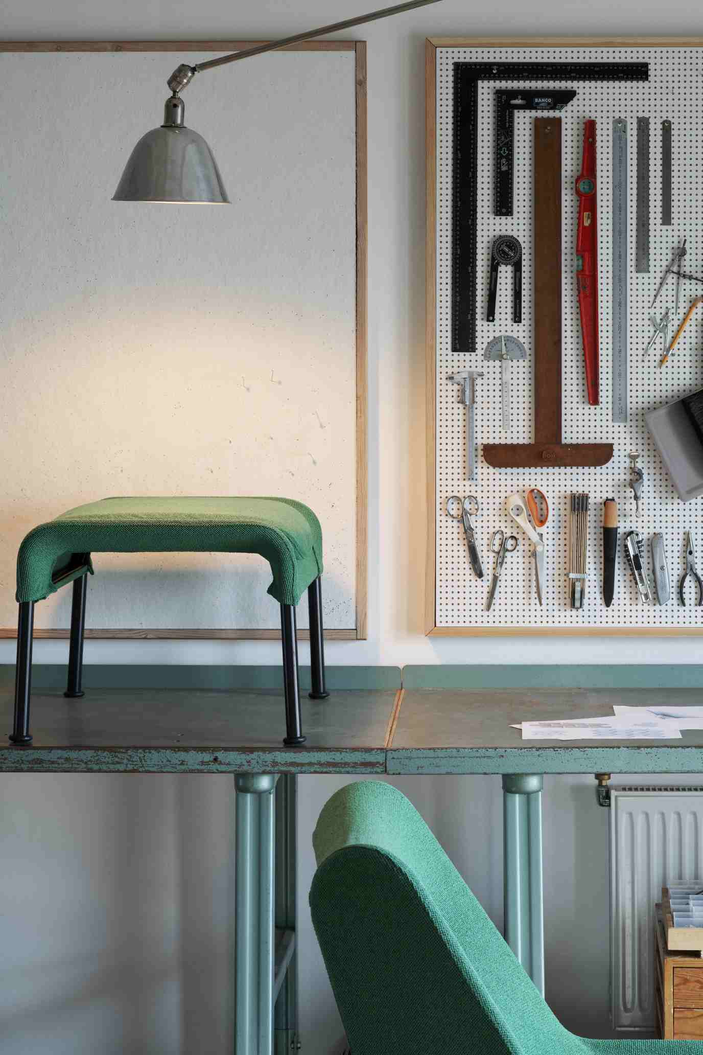 Hay 02 Lounge Chair Sessel in Grün, Detailaufnahme von Sitzfläche und schwarzem Gestell im Werkstatt-Ambiente.