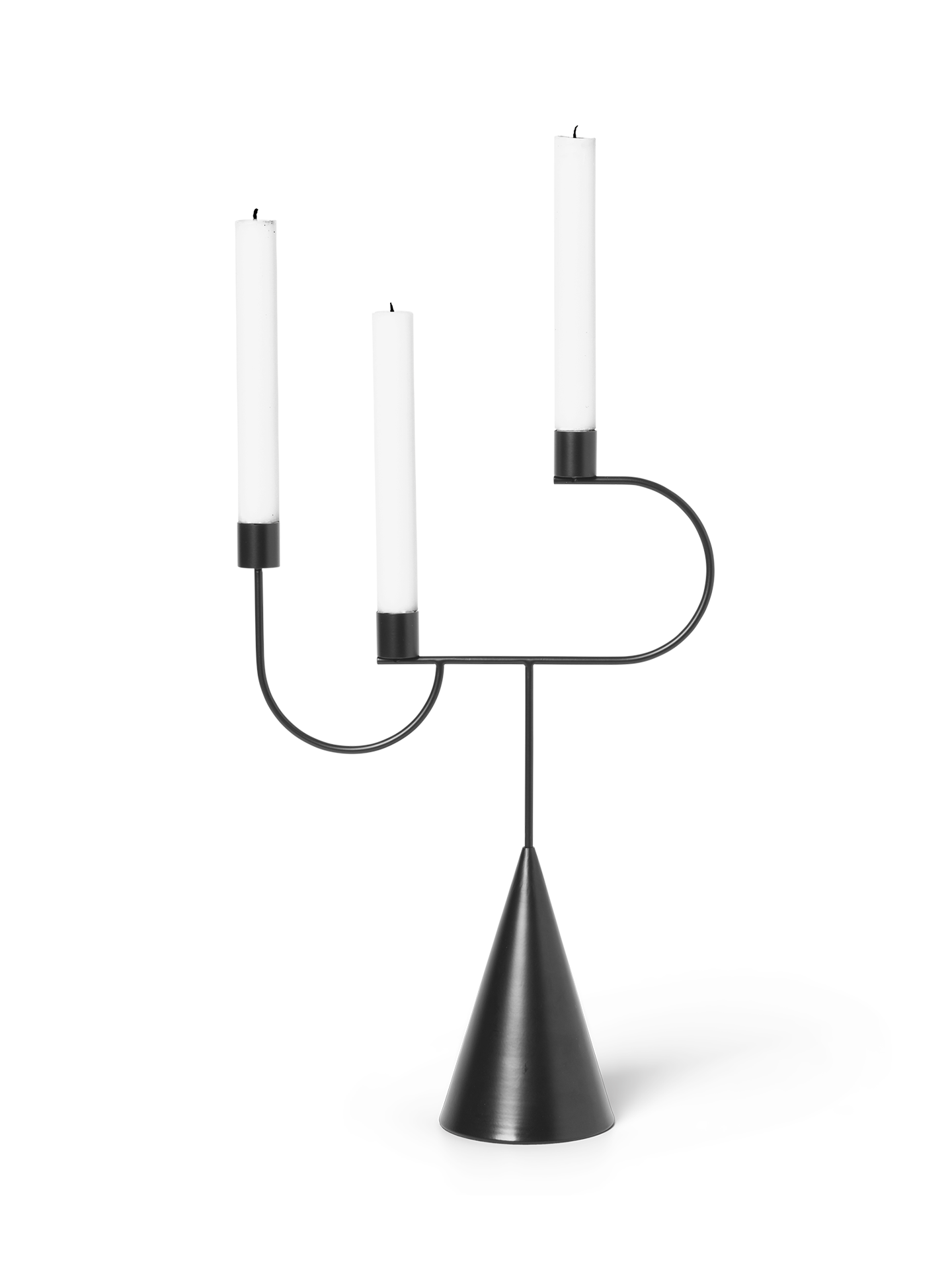 Avant Candelabra Kerzenständer von Ferm Living in Schwarz mit drei weißen Kerzen.