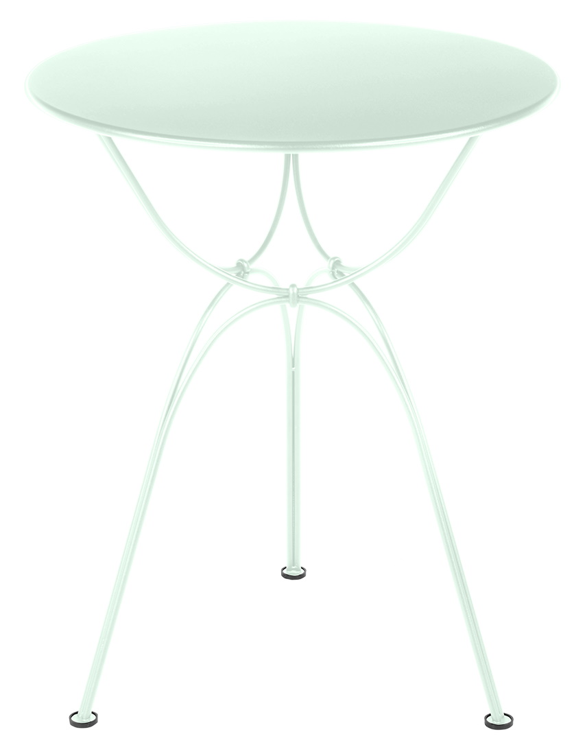 Airloop Tisch von Fermob, Ø 60 cm, mintfarbener Outdoor-Tisch mit filigranem Stahlgestell für Garten und Terrasse.