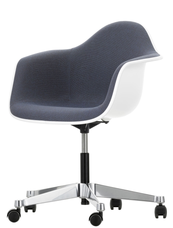 Vitra Eames Plastic Arm Chair, PACC, vollgepolstert in Blau, mit weißer Schale und Rollen.