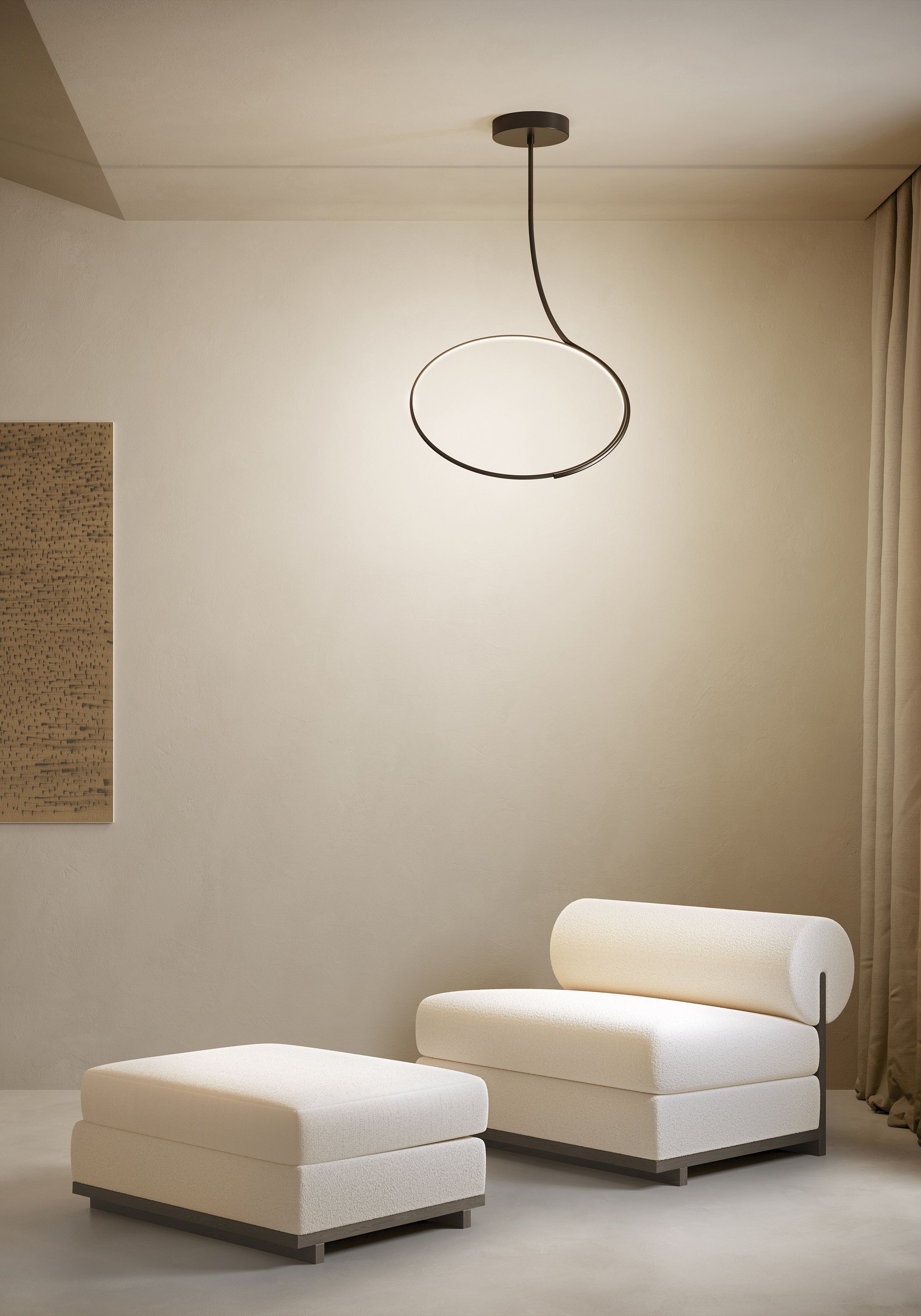 Moderne Poise Deckenleuchte von Kdln über einem Sessel und Hocker in einem stilvollen Wohnzimmer.