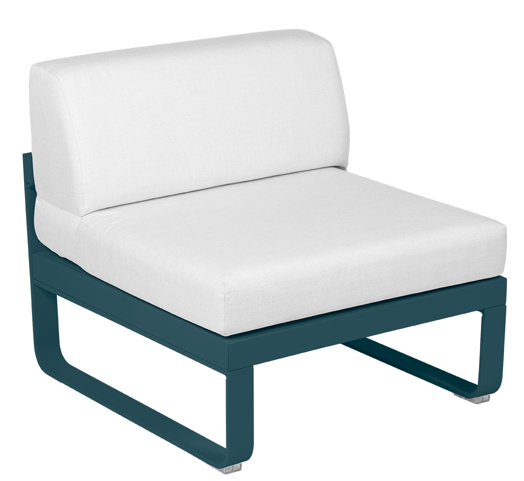 Bellevie Fermob Outdoor Sofa Mitte Modul 1-Sitzer, blaues Gestell mit weißen Polsterkissen.