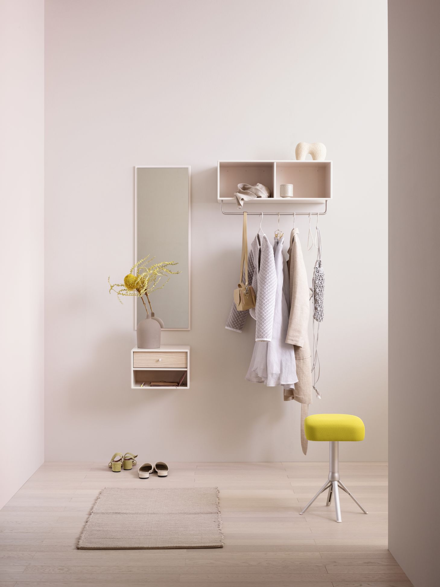Wandmontierter Dash Nachttisch in Fennel Montana, kombiniert mit Spiegel und Garderobe für modernes Schlafzimmerdesign.