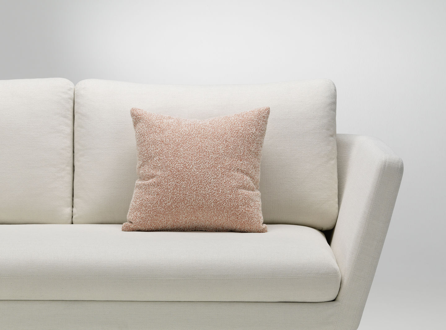 Vitra Kissen in Rosa-Weiß auf einem beigen Sofa, dekoratives Sofakissen für Wohnzimmer und Lounge.