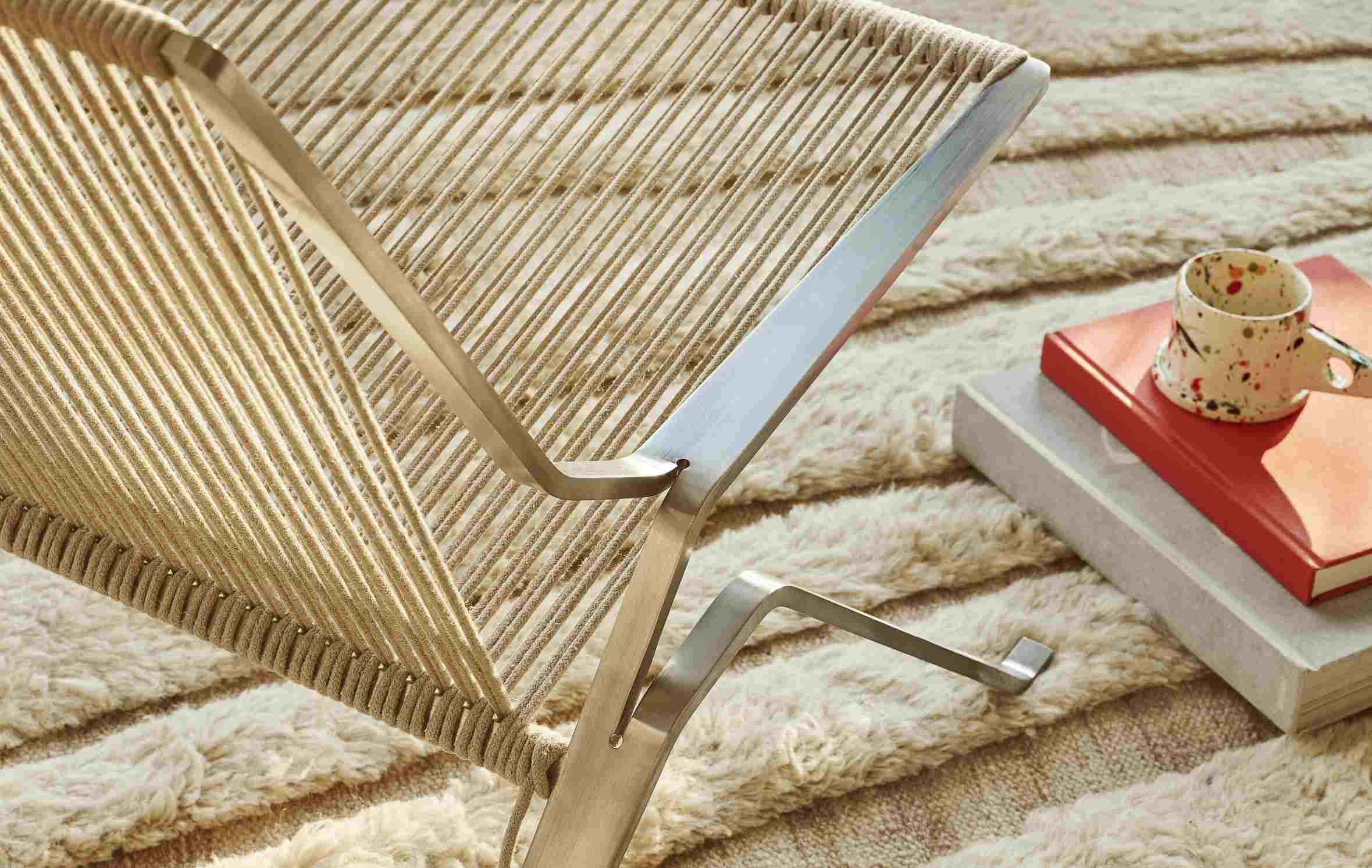 Detailaufnahme des PK25 Sessels von Fritz Hansen, ein moderner Lounge Sessel mit Stahlrahmen und Schnurgeflecht.