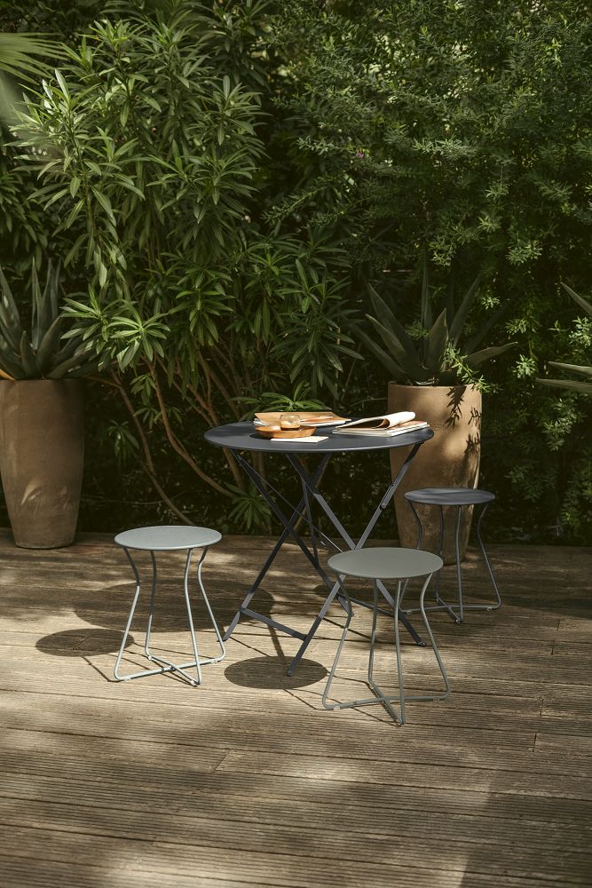 Cocotte Hocker von Fermob, grauer Outdoor Hocker aus Metall, Gartengestaltung mit Sitzmöbeln.
