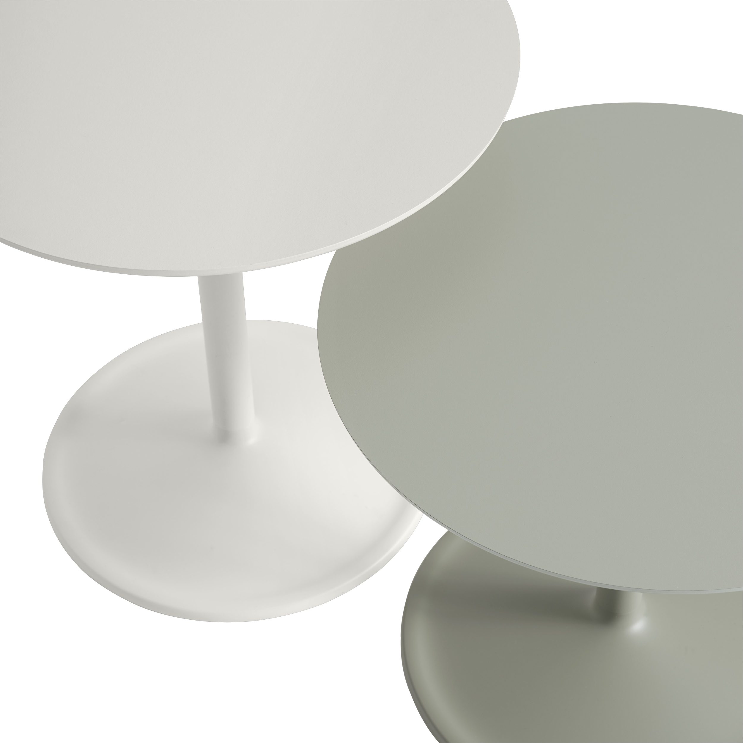 Muuto Soft Side Table: Zwei runde Beistelltische in Weiß und Grau, moderne Wohnzimmermöbel.