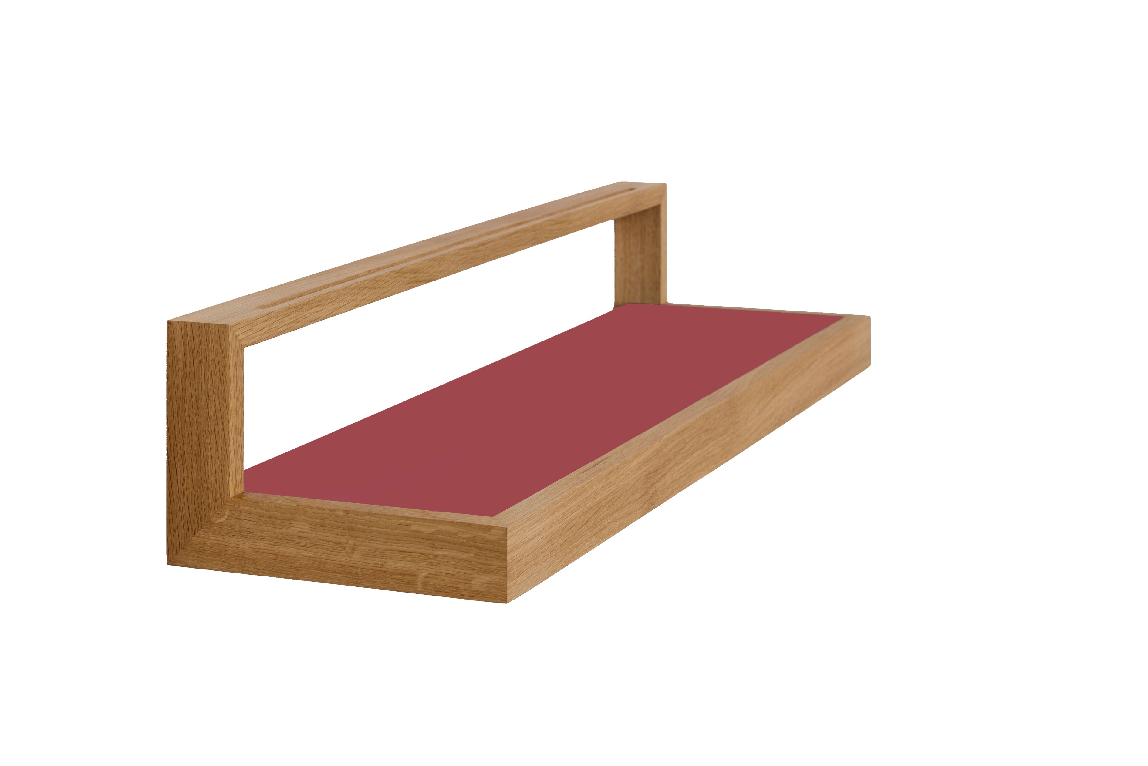 Ablageboard buck das kleine b aus hellem Holz mit roter Ablagefläche.
