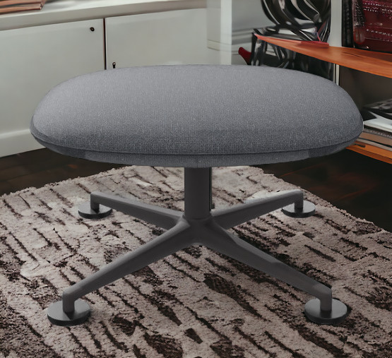 Grauer KN03 Ottoman von Knoll International mit Drehfuß und Stoffbezug auf einem Teppich.