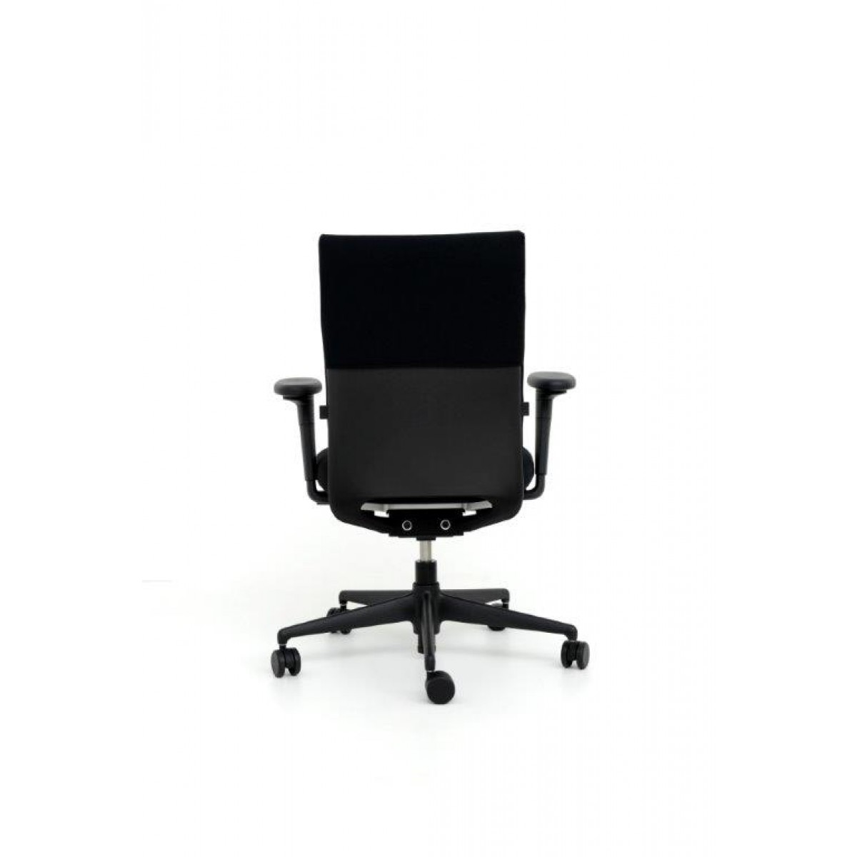 Rückansicht: Schwarzer ID Soft Bürostuhl von Vitra, ergonomischer Drehstuhl mit Armlehnen und Rollen.