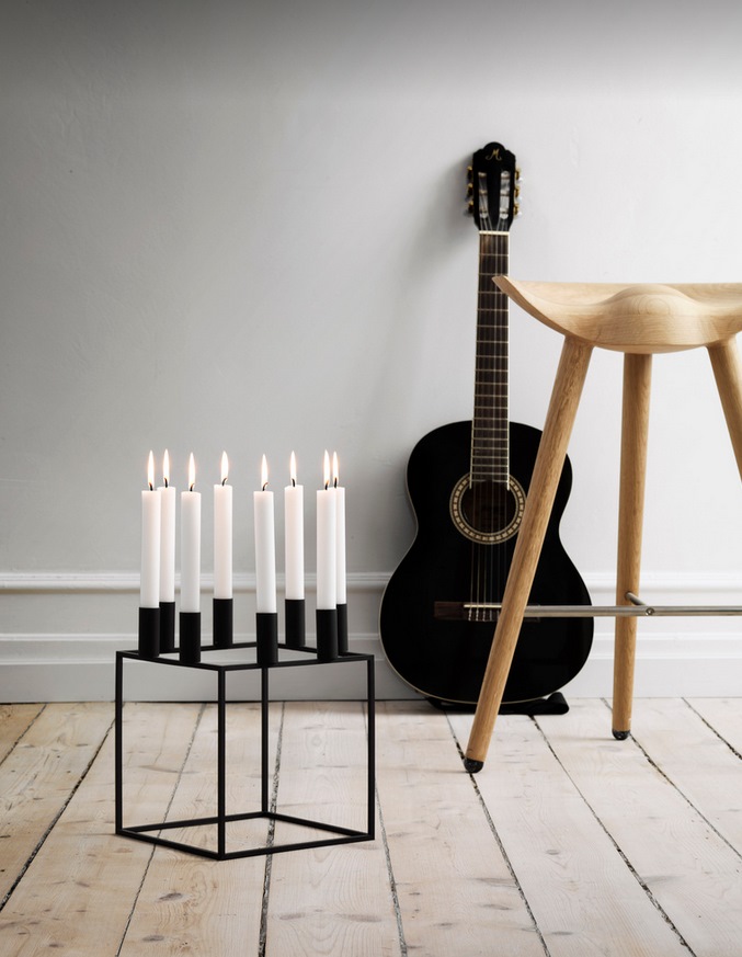 Audo ML42 Thekenhocker aus Eichenholz neben einer Gitarre und einem Kerzenständer auf Holzboden.