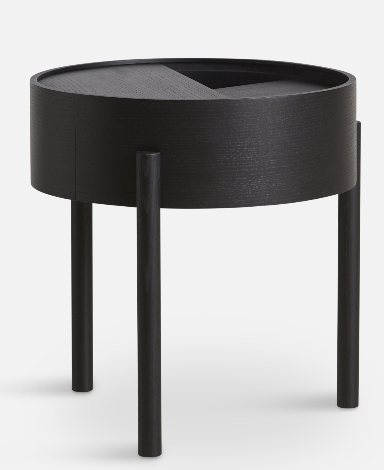 Schwarzer Arc Side Table Beistelltisch von Woud mit runder Tischplatte und drei Beinen.