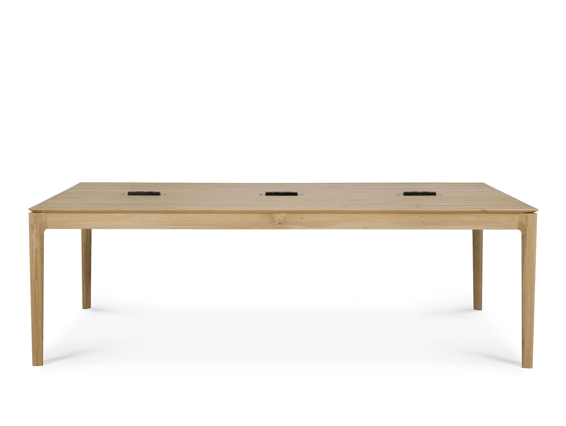 Bok Schreibtisch von Ethnicraft aus hellem Holz mit drei Kabeldurchführungen für Büro oder Homeoffice.