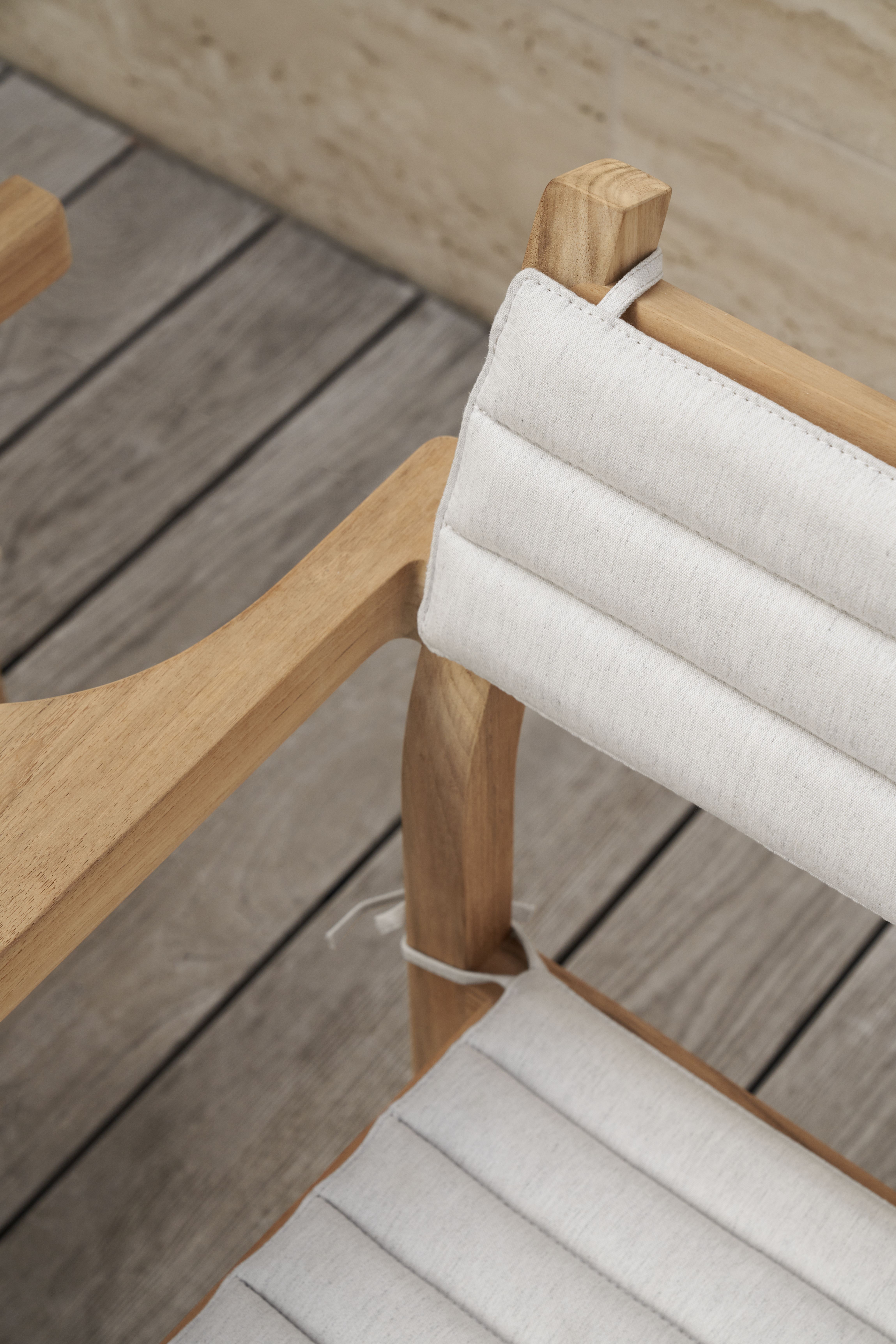 Detailaufnahme: CU AH501B Rückenkissen für Carl Hansen AH501/AH502 Outdoor Stuhl, helles Textil, Holzrahmen.
