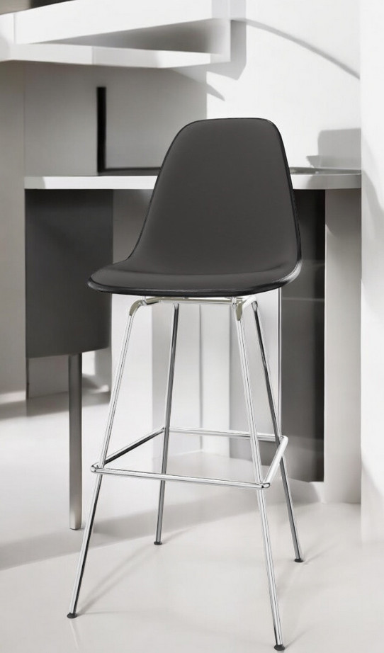 Schwarzer Eames Plastic Bar Stool Barhocker von Vitra mit verchromtem Gestell und Vollpolsterung.