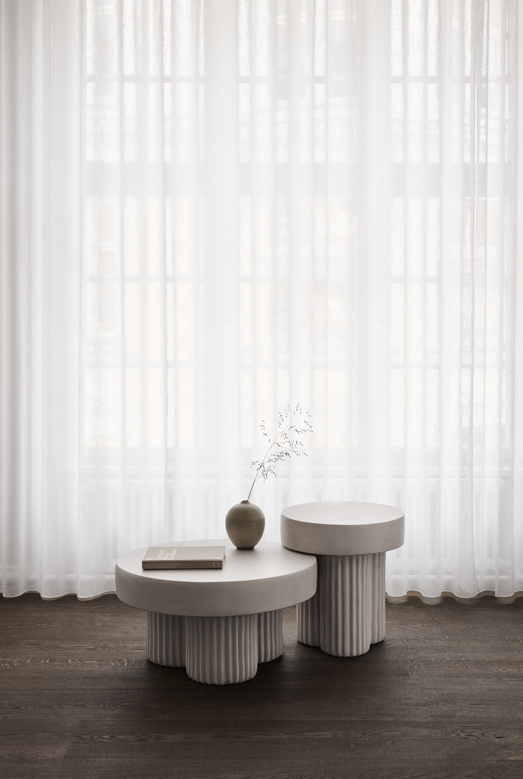 Norr11 Gear Tall Side Table: Moderner Beistelltisch aus Beton mit geriffelter Basis im minimalistischen Interieur.