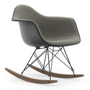 Grauer Eames Schaukelstuhl RAR von Vitra, vollgepolstert, mit schwarzem Gestell und Holz-Kufen. Designklassiker.