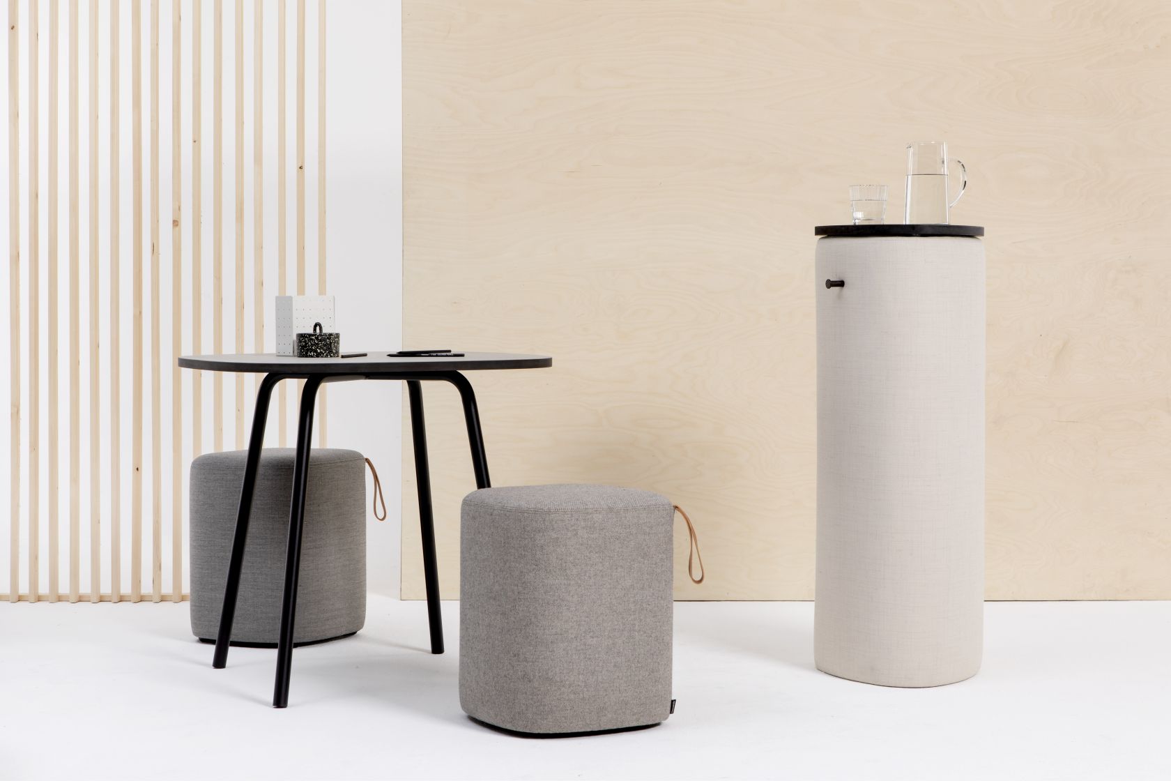 Cascando Pully Pillar Stehtisch mit Besprechungstisch und grauen Hockern für moderne Büroräume.