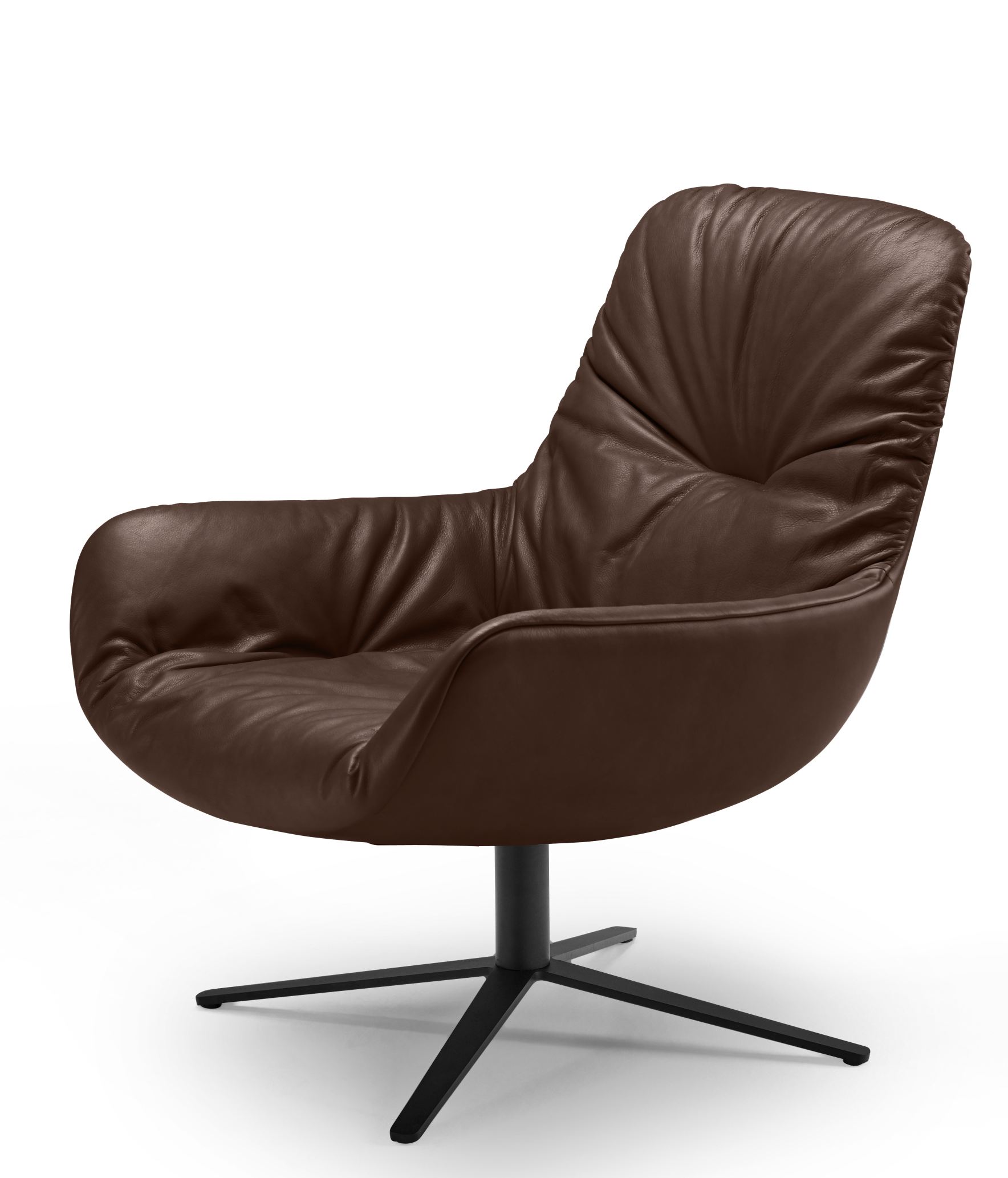 Brauner Leya Lounge Chair von Freifrau Manufaktur mit schwarzem Drehfuß auf weißem Hintergrund.