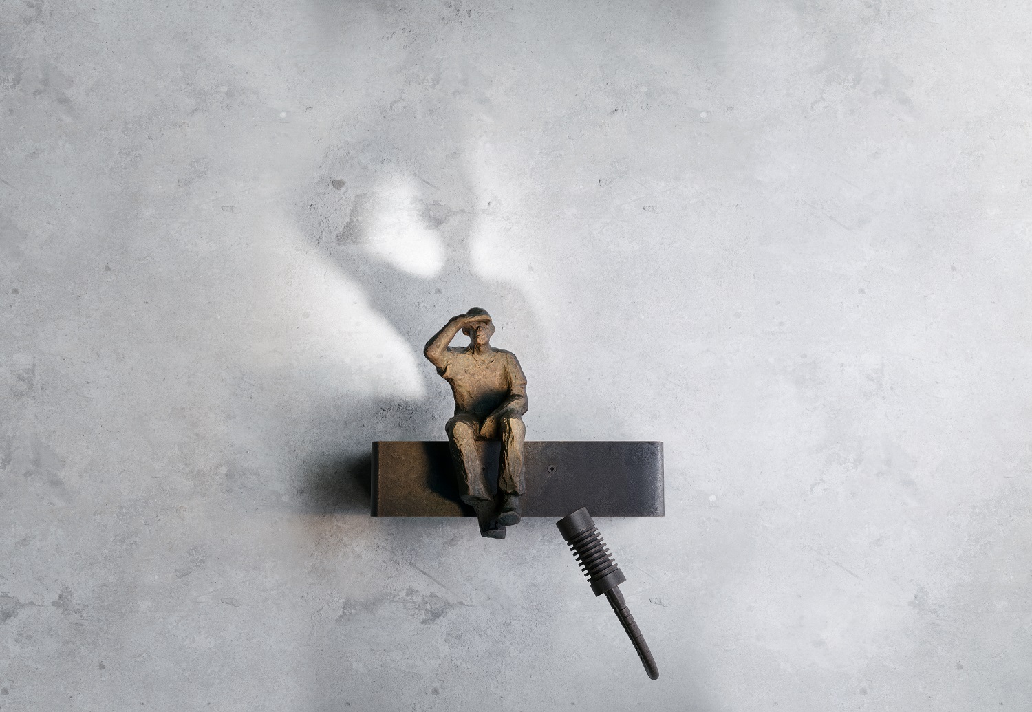 I See Wall Lamp: Wandleuchte mit bronzefarbener Figur, die auf einem Steg sitzt und in die Ferne schaut.