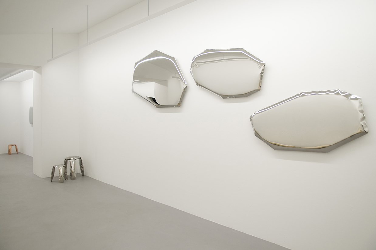 Drei Tafla Spiegel von Zieta auf einer weißen Wand, moderne Wanddekoration aus Metall.