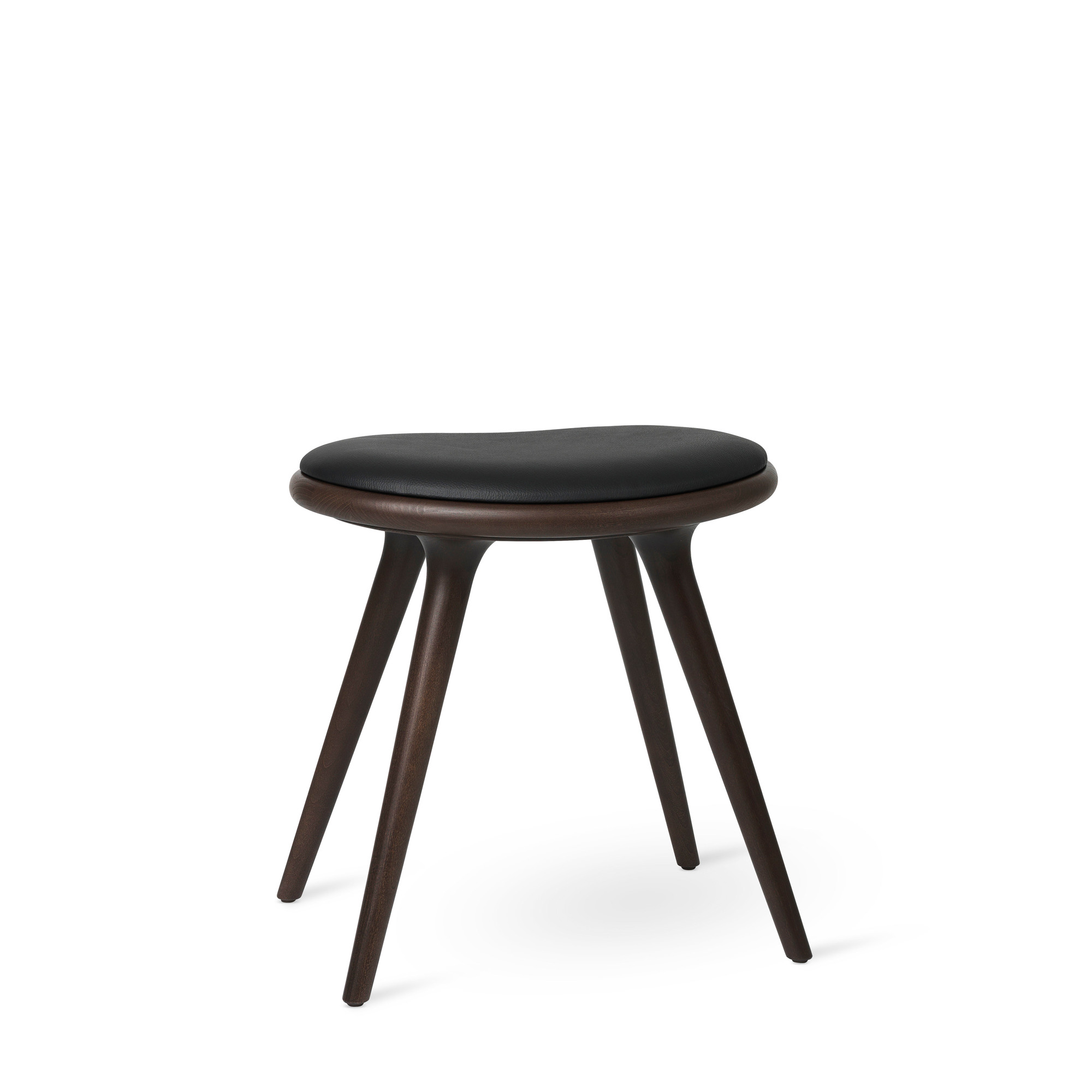 Moderner Low Stool Hocker aus dunklem Holz mit schwarzer Sitzfläche aus Leder.