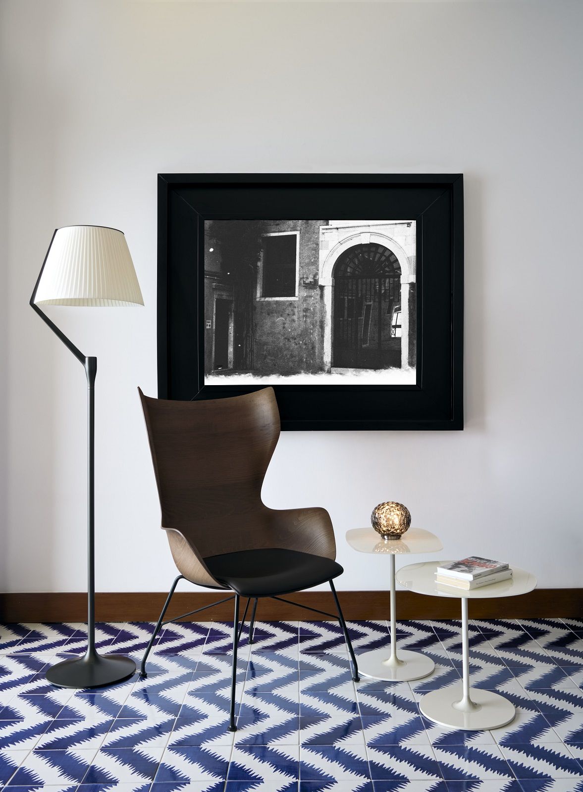 Angelo Stone Stehleuchte von Kartell neben einem Sessel und Beistelltischen in einem stilvollen Interieur.
